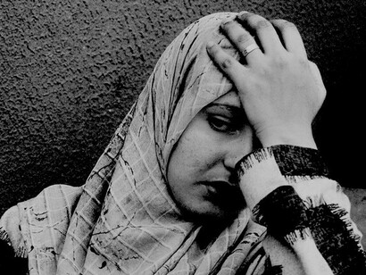 Das leiden einer Frau nach den israelischen Luftangriffen