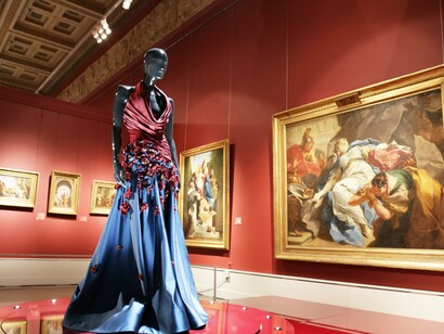 Exposição Louvre Couture, no Museu do Louvre, em Paris. A proposta da exposição é estabelecer um diálogo entre a moda e as artes decorativas, explorando como os designers contemporâneos se inspiram em obras do passado, mas ela vai além disso. Cada peça foi selecionada por sua ressonância intelectual, emocional ou poética com a história das artes decorativas, os estilos que marcaram diferentes períodos, os ofícios que os sustentaram e as referências históricas que transformaram uma época

