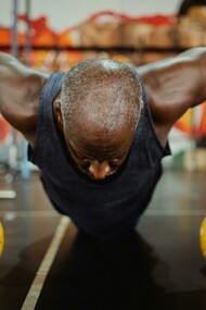 Musculação não é só para ficar forte agora — é para garantir autonomia e saúde lá na frente. Comece cedo, cuide do seu futuro. Seu corpo vai agradecer quando você for idoso
