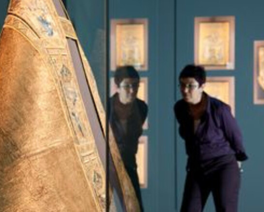 Looking at the Mille-fleur tapestry, which once belonged to Philip the Good (Brussels(?), ca 1466)
© Bernisches Historisches Museum, Bern. Photo Nadja Frey