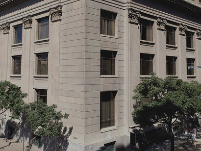 Vista exterior del edificio del Banco Central de Chile. El envejecimiento poblacional y la baja natalidad aumentan la presión sobre los sistemas de pensiones, exigiendo reformas estructurales para asegurar su viabilidad