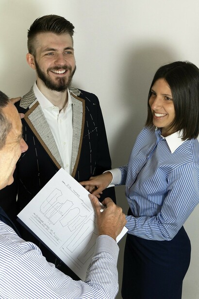 Prova abito imbastita con un cliente