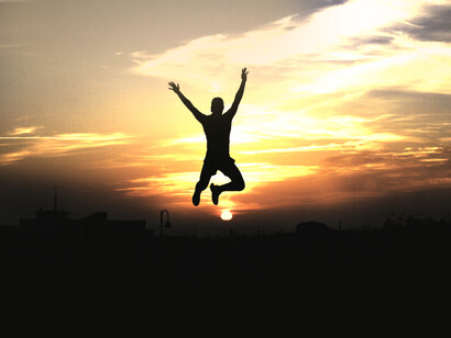 Storie e insegnamento. «Sa perché racconto queste storie ai ragazzi?».
La guardai senza rispondere. Non ne vedevo il motivo perché in fondo non credevo davvero che le mie storie potessero arrivare a qualcuno, figuriamoci servire ad uno scopo.
Lei riprese:
«Per far capire loro che c’è sempre una scelta e magari far capire che si può imparare dagli errori degli altri».
