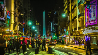 La famosa Calle Corrientes por la noche, Buenos Aires, Argentina