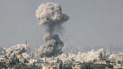Humo y restos se alzan en la región norte de la Franja de Gaza tras un bombardeo israelí el 23 de octubre de 2023