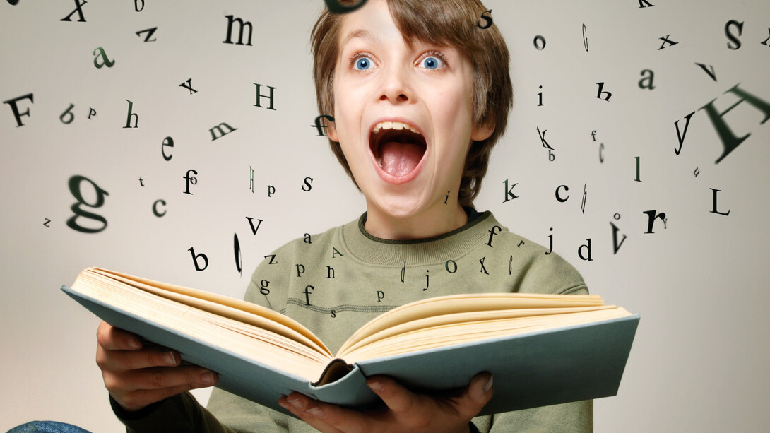 Un niño comprueba todo lo que puede salir de un libro