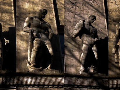 Statuen-Arbeiter an der Theaterstraße 11 