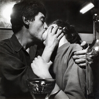 Pierre Feuillette (Jean-Michel) et Paulette Vielhomme (Claudine) s’embrassant au café, Chez Moineau, Rue du Four, Paris, 1953, Ed van der Elsken. Nederlands Fotomuseum Rotterdam. © Ed van der Elsken / Collection Stedelijk Museum Amsterdam