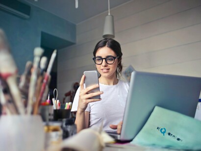 Una ragazzo con lo Smartphone