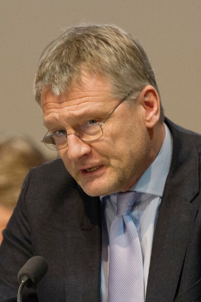  Jörg Meuthen, portavoce del partito fino al 2022, attuale secondo nella leadership del partito. AfD ha guadagnato consensi soprattutto durante la crisi dei migranti del 2015, criticando la politica di accoglienza della cancelliera Angela Merkel e promuovendo una retorica anti-immigrazione