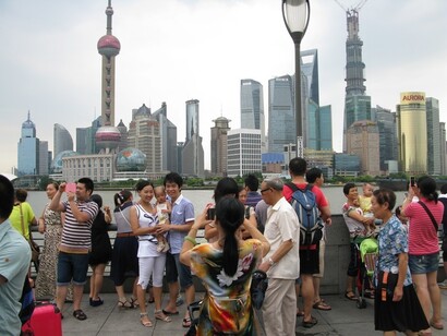 Foto ricordo sulla passeggiata del Bund, il lungofiume simbolo storico e turistico di Shanghai