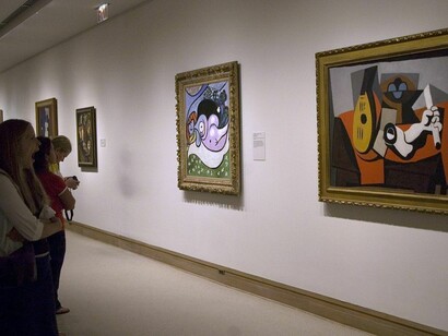 La interacción con las exposiciones permite al visitante conectarse de manera más profunda con la historia y el arte. Museo Metropolitano de Arte, Nueva York, Estados Unidos