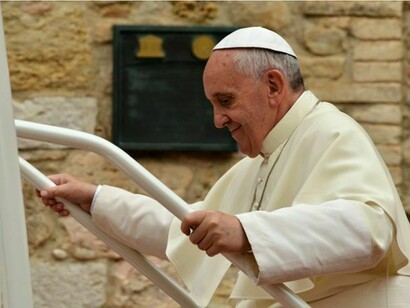 El Papa Francisco subiendo al papamóvil