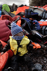 Bimbo appena approdato sulle coste greche