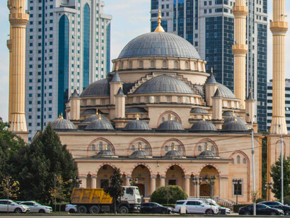The Akhmad Kadyrov Mosque has travertine marble exterior walls and white marble interior walls from Marmara Island