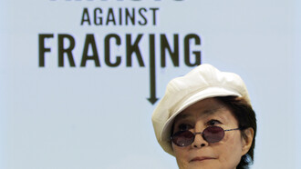 Yoko Ono en la campaña «Artists against fracking» (en español, «artistas contra la fractura hidráulica»)
