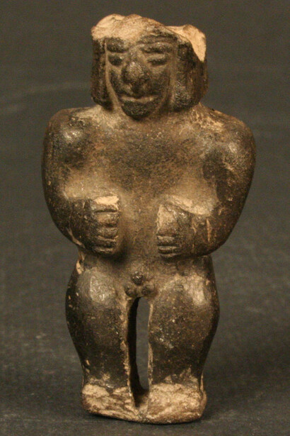 Figura antropomorfa masculina
Materiales: Cerámica
Integración 500- 1550 d.C.
Medidas: 44mm de alto x 23mm de ancho
