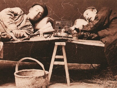 William Saunders, Opiumraucher mit einem Reiseset (Detail), um 1865-1875. Fotografie auf Albuminpapier. Sammlung Bertholet.