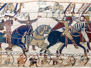 Arazzo di Bayeux, Scene 55 e 56 - Il duca Guglielmo solleva l'elmo per farsi riconoscere sul campo di battaglia di Hastings. Eustace II, conte di Boulogne, lo indica con il dito, anni '70 del XI sec