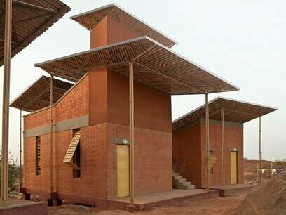 Residenze insegnanti con rivestimento presso il Villaggio dell'Opera. Foto di Kéré Architettura