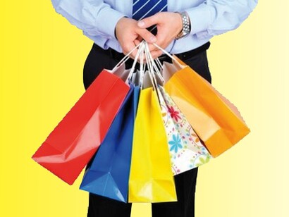 Un hombre con varias bolsas de compras