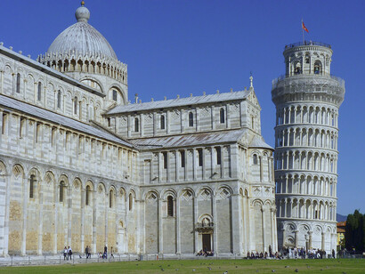 Sección de la catedral y campanario (Torre inclinada) en Piazza dei Miracoli, Pisa, Italia