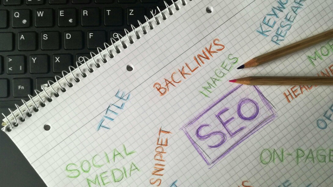 Anotações sobre SEO, redes sociais e estratégias digitais espalhadas sobre a mesa. Uma marca cresce quando conteúdo, planejamento e presença online trabalham juntos. Assim nasce uma comunicação que fortalece marcas no ambiente digital. Gestão de redes sociais também é transformar ideias em posicionamento