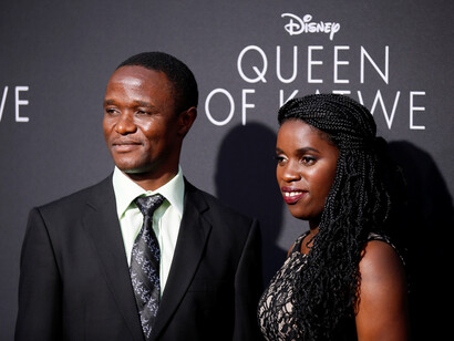 Robert Katende y Phiona Mutesi en el estreno de la película