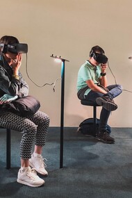 Alunos em um museu interagindo virtualmente com obras não física