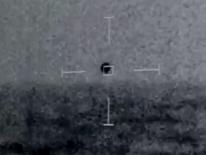 La USS Russell e la USS Omaha hanno catturato un video che mostra gli UFO che volano, si librano e si tuffano nell'oceano