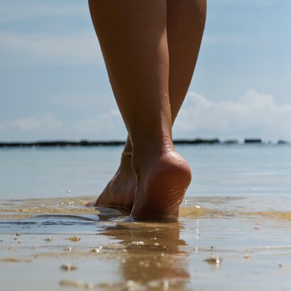 Le mule con silhouette flat o leggero tacco block sono tra le scarpe più versatili viste sulle passerelle, ideali dal workwear al weekend