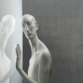Hermann Josef Runggaldier, Dialogo, vetroresina, vetro, ferro, 210 x 132 cm, dettaglio