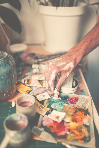 Pittura. Una ricerca sia spirituale che di concetti, una ricerca formale e di materiali, che lo portano a cercare, sperimentare, inventare, tra stucchi, gessi, tele e colori, il suo studio laboratorio, a Gubbio