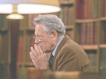 Hans Küng: en 1979 la Santa Sede le retiró para enseñar teología católica, debido a su cuestionamiento sobre el dogma de la infalibilidad en la Iglesia