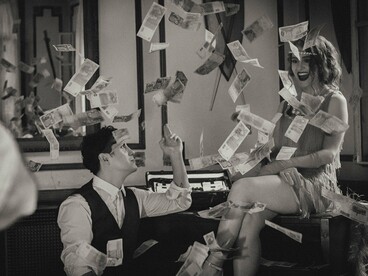 Cercados por cédulas espalhadas pelo ambiente, o casal simboliza a sedução exercida pelo dinheiro e pelo poder. Quando interesses privados se sobrepõem ao bem comum, as instituições e a confiança pública são enfraquecidas