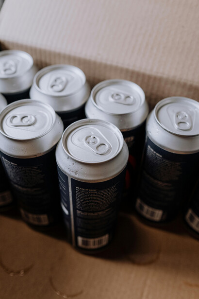 Latas de refrigerante. Alguns estudos observaram uma associação entre o consumo regular de bebidas açucaradas e o risco aumentado de câncer de pâncreas