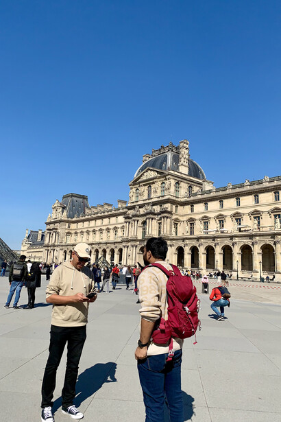 Vista exterior al Museo del Louvre, París, Francia