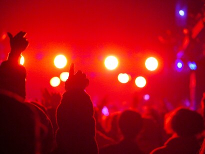 Nonostante le polemiche che accompagnano il personaggio, le sue esibizioni dal vivo attraggono migliaia di fan, dimostrando l'impatto della sua musica sulla scena trap italiana