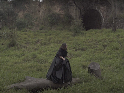 Sofia Torres Kosiba, La cueva del oso, mujer pajaro (fragmento de video), 2019. Cortesía de Galería Nora Fisch 