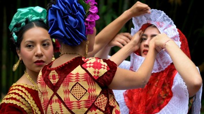 Mujeres arreglándose con trajes típicos del Itsmo de Tehuantepec, México