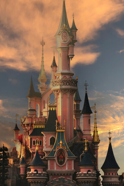 Castelo da Disney, Paris. Ao subir as escadas, a história contada em grandes painéis e cenários por todo castelo