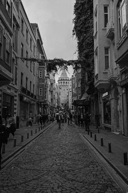 Gente que camina por las calles estrechas de la ciudad, Barcelona, España