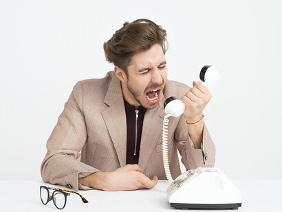 Comportamento aggressivo: colui/colei che attua questo tipo di comportamento comunicativo solitamente tende a voler prevaricare l’altro, non ascolta il punto di vista di quest’ultimo