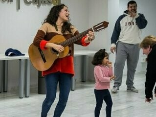 Pessoas em vivência de musicoterapia. A musicoterapia, uma prática terapêutica estruturada que utiliza a música para promover a saúde mental, tem mostrado resultados positivos em diversas condições