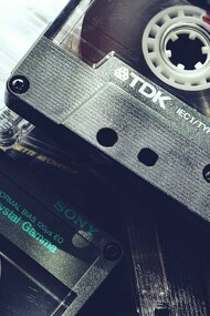 Delle audiocassette. Assieme ai vinili, uno dei supporti tecnologici più diffusi per la distribuzione e l'ascolto di contenuti audio dagli anni sessanta agli anni novanta