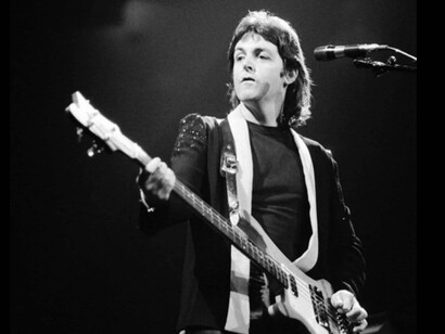 Paul McCartney en su gira de 1976 con su banda Wings
