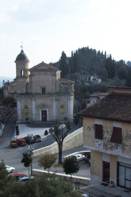 Cada calle se curva según el cerro, cada escalón se adapta a una pendiente, cada casa busca calor, defensa o vista. Casperia, Italia