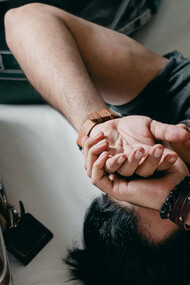 A vida é um eterno aprendizado. Com suas lições diárias, aprendemos a amar, a lidar com a nostalgia do passado e a valorizar cada experiência. Este texto reflete sobre como continuar aprendendo e evoluindo ao longo da jornada.