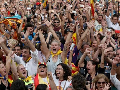 Personas celebran la malograda «independencia» de Cataluña tras la declaración del 27 de octubre