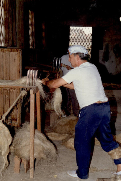 Hombre realizando trabajo artesanos con cáñamo. Foto: Roque F. Albert Lucas